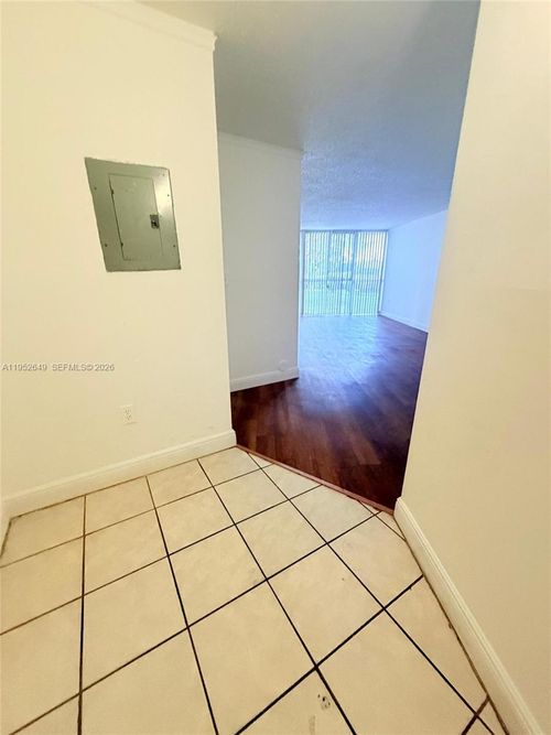 e104-6995 Nw 186th St, Hialeah, FL, 33015 | Card Image