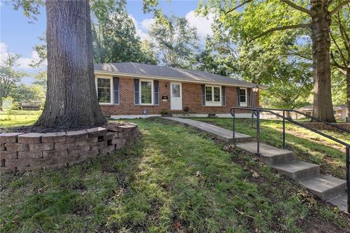 1019 Sw Ingleside Pl, Lee's Summit, MO, 64081-2738 | Card Image