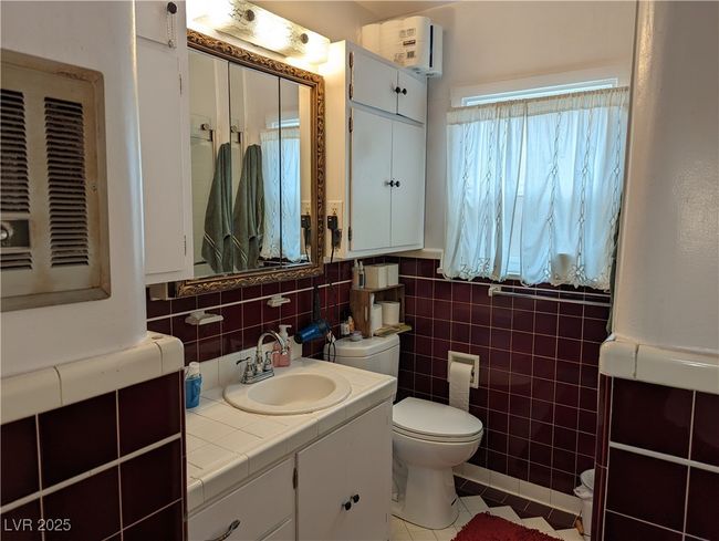 Upstairs Bath | Image 18