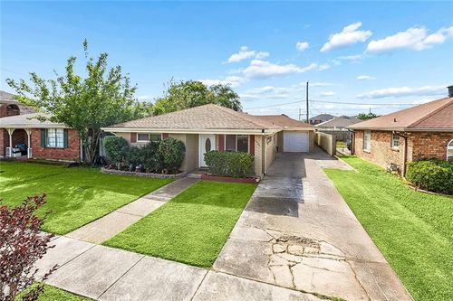 2404 Gallant Dr, Chalmette, LA, 70043-4118 | Card Image