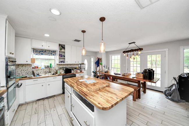 6502 S Highway 35, House other with 5 bedrooms, 3 bathrooms and 3 parking in Alvin TX | Image 12