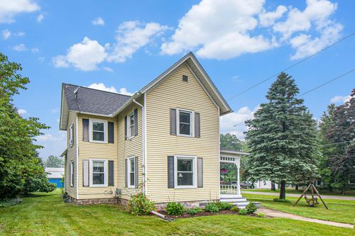 402 Wood St, Stockbridge, MI, 49285-9552 | Card Image