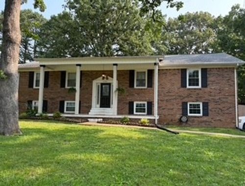 1704 Deer Hollow Dr, Lawrenceburg, TN, 38464-4304 | Card Image