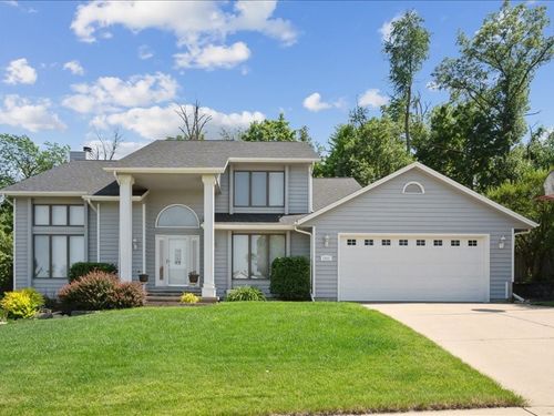 2066 Vista Cir Nw, Cedar Rapids, IA, 52405-1218 | Card Image