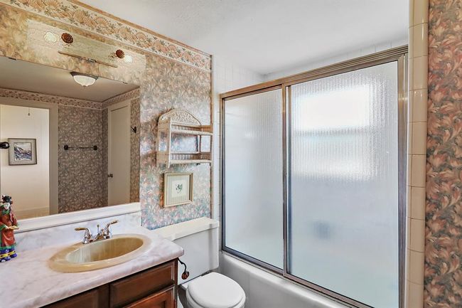 The upstairs bathroom is between the two bedrooms | Image 27