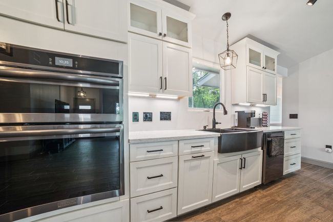 Kitchen oven and microwave | Image 14
