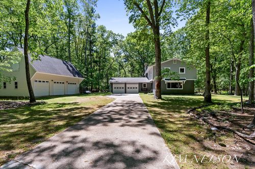 7211 Mcfall Cir, Montague, MI, 49437-9215 | Card Image