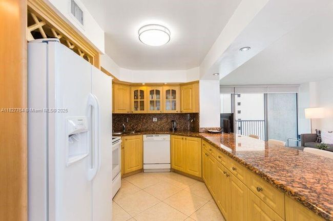 APT-605 - 2655 Collins Ave, Condo with 2 bedrooms, 2 bathrooms and null parking in Miami Beach FL | Image 10