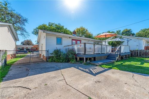 902 Colonel Dr, Cleveland, OH, 44109-3712 | Card Image