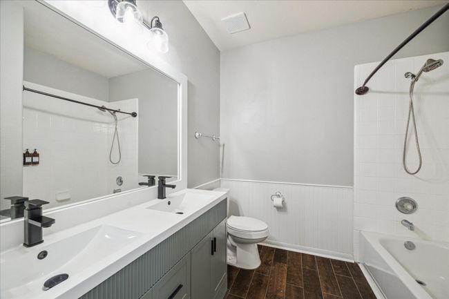 Secondary bath with dual sink. | Image 26