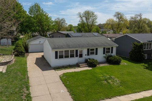1625 Southview Dr Nw, Cedar Rapids, IA, 52405-1327 | Card Image