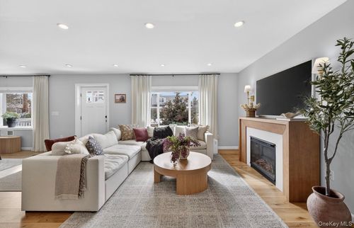 1024 Oaks Dr, Franklin Square, NY, 11010-1939 | Card Image