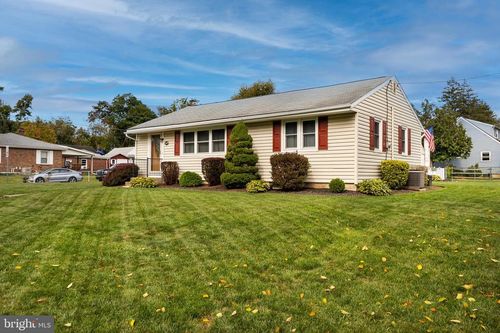 4177 Chestnut Dr, Center Valley, PA, 18034-9436 | Card Image