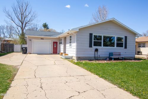 951 2nd Ave W, Dickinson, ND, 58601-3917 | Card Image