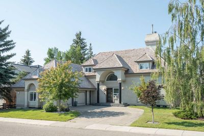 42 Woodhaven Cres Sw, House detached with 4 bedrooms, 3 bathrooms and 4 parking in Calgary AB | Image 1