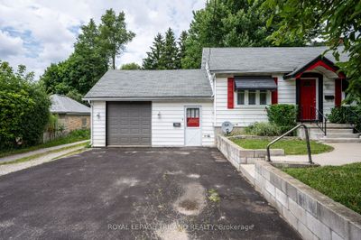 538 Chester St, Home with 3 bedrooms, 2 bathrooms and 11 parking in London ON | Image 2