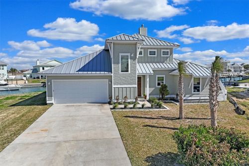 1041 Fiji Dr, Rockport, TX, 78382-7084 | Card Image