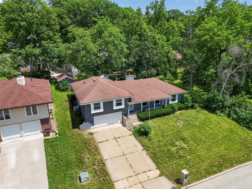 6717 Northwest Dr, Windsor Heights, IA, 50324-5933 | Card Image