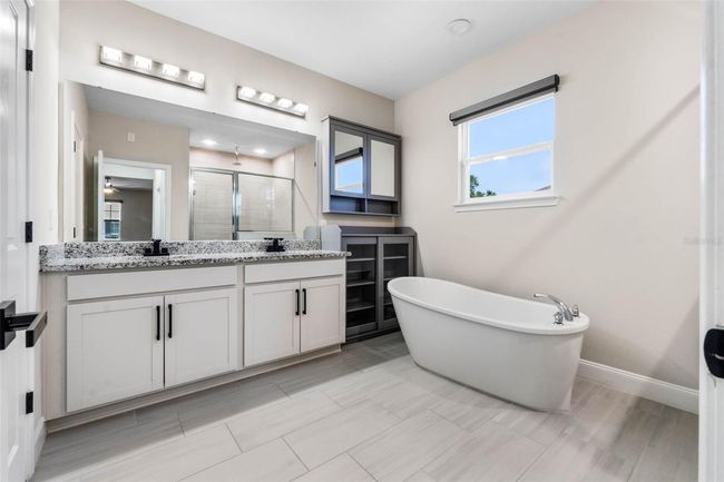 Primary Bathroom | Image 31