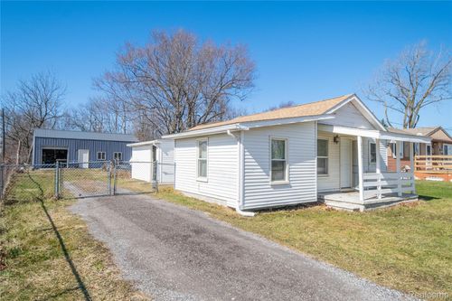 2176 Lauderdale St, Flint, MI, 48532-4140 | Card Image