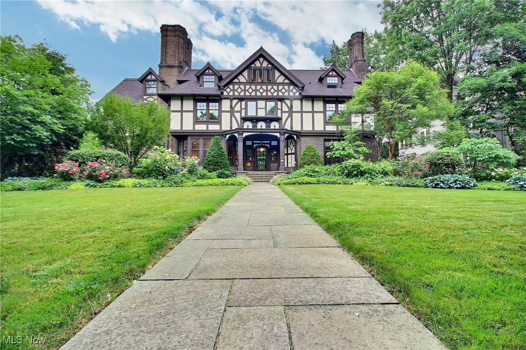 Harcourt Dr, Cleveland Heights, OH 44106