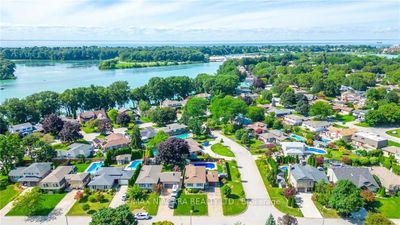 22 Village Green Dr, House other with 3 bedrooms, 2 bathrooms and 5 parking in Saint Catharines ON | Image 3