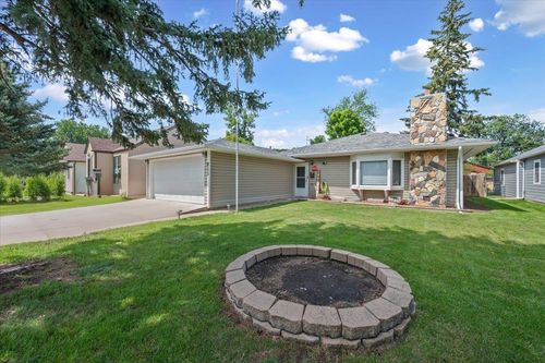 911 Kingsbury St, Belle Fourche, SD, 57717-1918 | Card Image