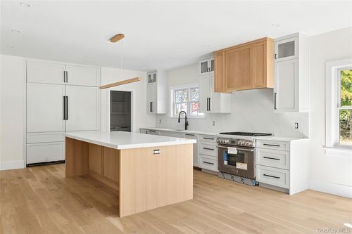 32 N Bay Ave, Eastport, NY, 11941-1310 | Card Image