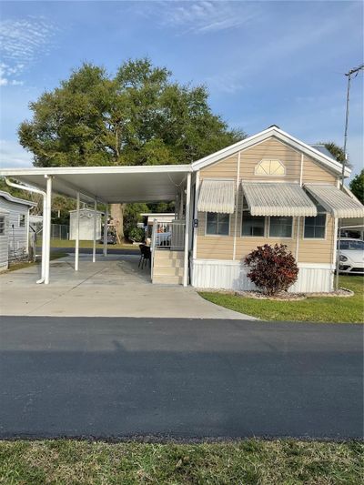 Front view. Window awnings | Image 1