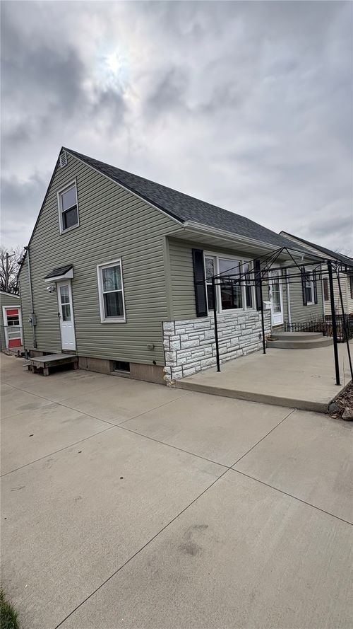1421 9th St Nw, Cedar Rapids, IA, 52405-1708 | Card Image