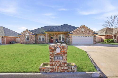 1104 Stephanie Ln, Altus, OK, 73521-1316 | Card Image