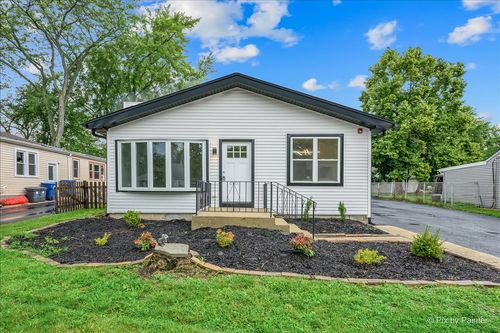 18172 Twin Lakes Blvd, Grayslake, IL, 60030-2045 | Card Image