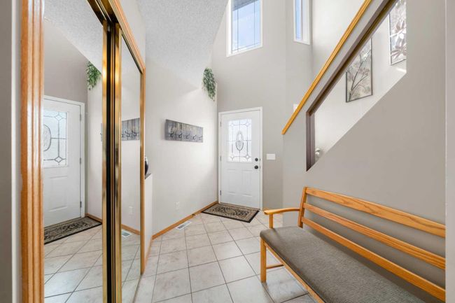 63 Hidden Ranch Close Nw, Home with 3 bedrooms, 2 bathrooms and 4 parking in Calgary AB | Image 3