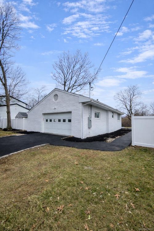 40 Arbour St, West Islip, NY, 11795-1015 | Card Image
