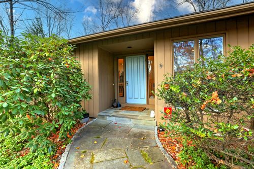 70 Woodfield Rd, Woodbridge, CT, 06525-2626 | Card Image