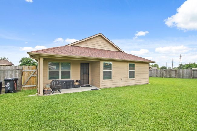 Huge back yard | Image 22