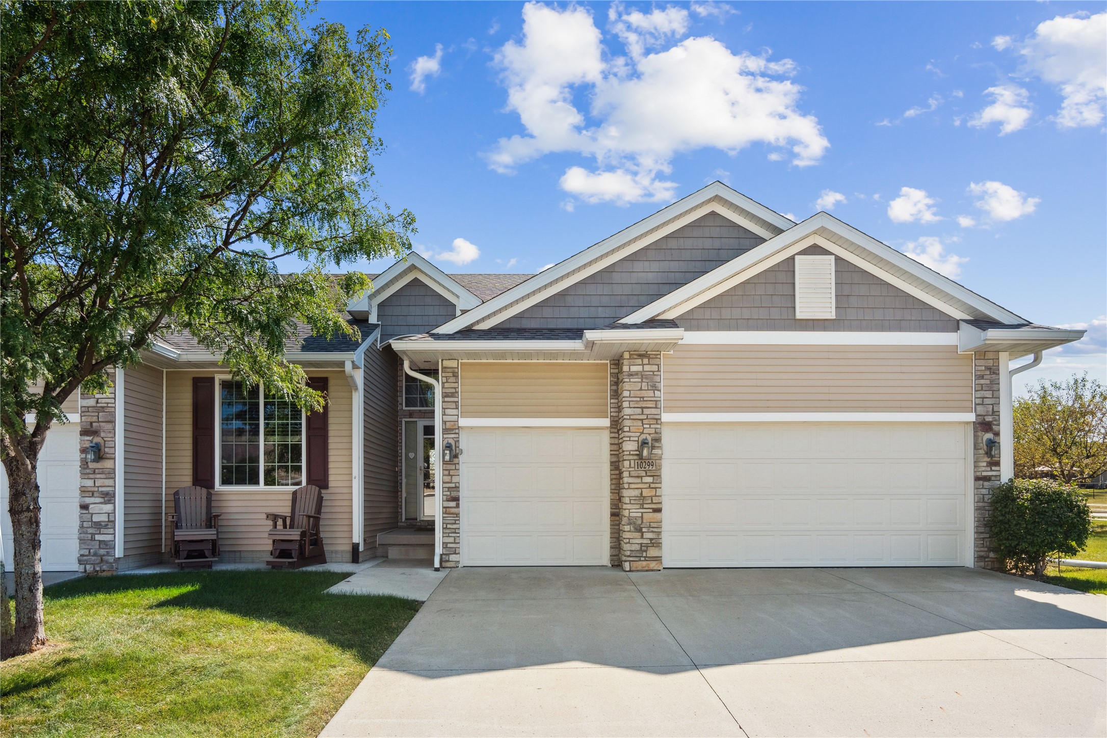 Coventry Cir, Johnston, IA 50131