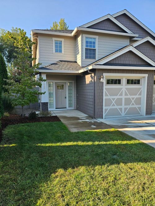 3860 Creek View Dr, Medford, OR, 97504-8911 | Card Image