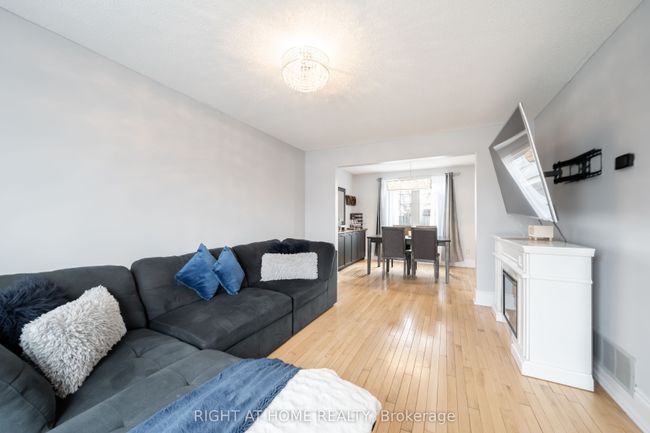 619 Beckworth Sq, House other with 3 bedrooms, 2 bathrooms and 4 parking in Pickering ON | Image 5