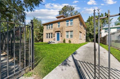 2421 Cleburne Street, Home with 2 bedrooms, 1 bathrooms and null parking in Houston TX | Image 2