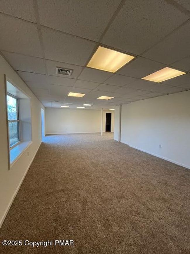 family room | Image 27