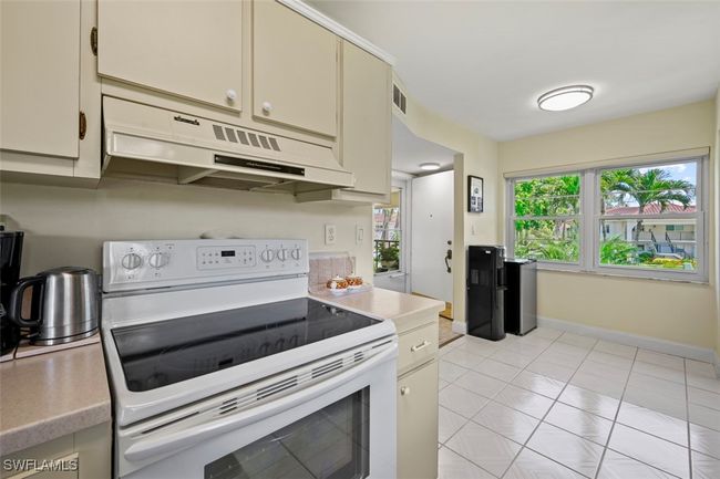 E210 - 1055 Forest Lakes Dr, Condo with 2 bedrooms, 2 bathrooms and null parking in NAPLES FL | Image 9