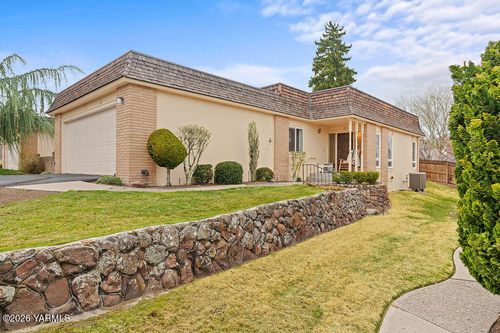 32 Crest Cir, Yakima, WA, 98908-2573 | Card Image