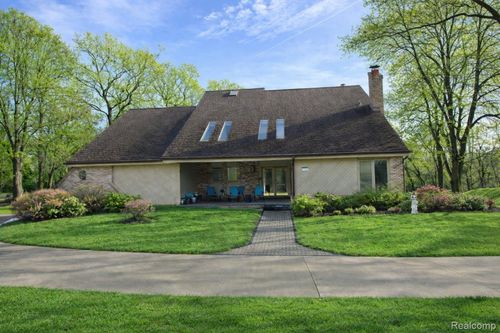 5106 Deer Run Cir, Orchard Lake, MI, 48323-1508 | Card Image