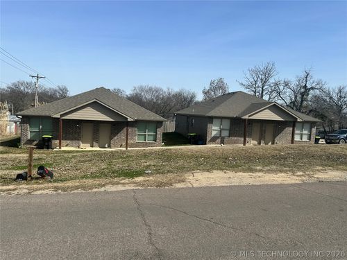 300 17th St, Ada, OK, 74820-7820 | Card Image