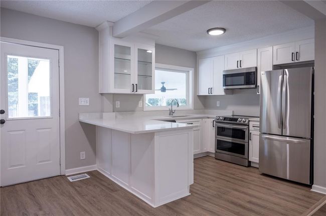 522 Stell Rd, House other with 3 bedrooms, 2 bathrooms and 4 parking in woodstock GA | Image 5