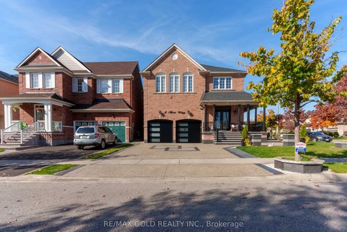 8 Moss Way, Brampton, ON, L6R0P5 | Card Image