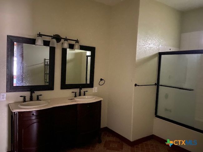 409 E Hochheim St, House other with 3 bedrooms, 2 bathrooms and null parking in Yoakum TX | Image 22