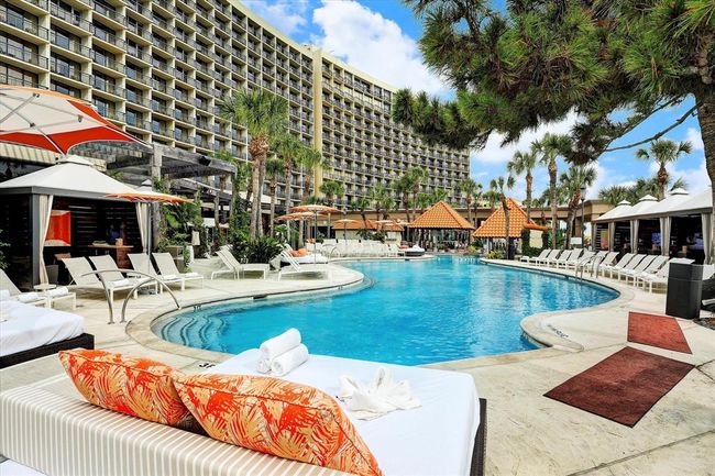 et the pool staff serve you as you relax pool side with a favorite cocktail and a bite to eat | Image 24