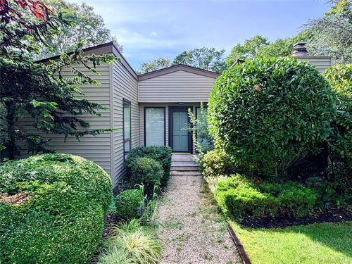 11 Gerald Ln, Hampton Bays, NY, 11946-2506 | Card Image